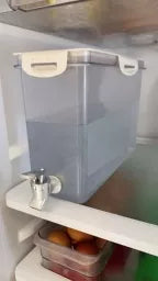 filtro e reservatório de água transparente