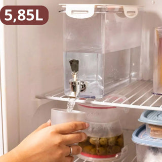 filtro e reservatório de água transparente